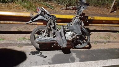 Carro teria atingido motociclista antes de batida com viatura em Cachoeiro; polícia busca suspeitos