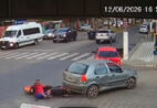 Manobra arriscada: piloto de bicicleta elétrica é atingido por carro no ES