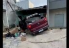Carro sai da pista e invade casa às margens da BR-101 no ES