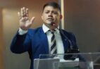 Vereador sofre atentado com tiros de fuzil durante transmissão ao vivo em UPA