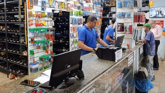 IA e e-commerce transformam compras no varejo técnico em Cachoeiro