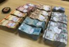 PF encontra R$ 450 mil escondidos embaixo de sofá durante operação no Rio de Janeiro