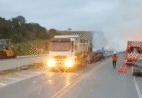 Carreta pega fogo e causa longo congestionamento na BR 101 em Anchieta