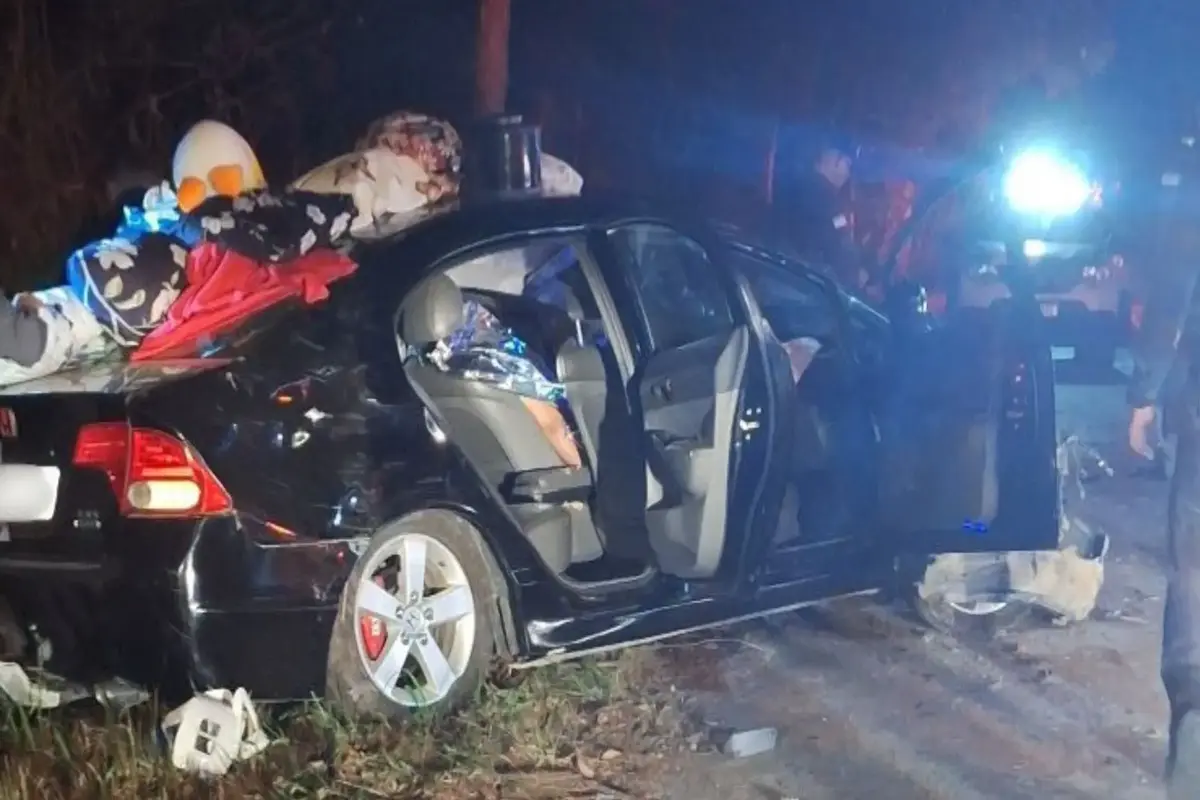 Retroescavadeira e carro envolvidos em acidente na ES-257, em Aracruz, onde um motorista morreu e duas pessoas ficaram feridas.