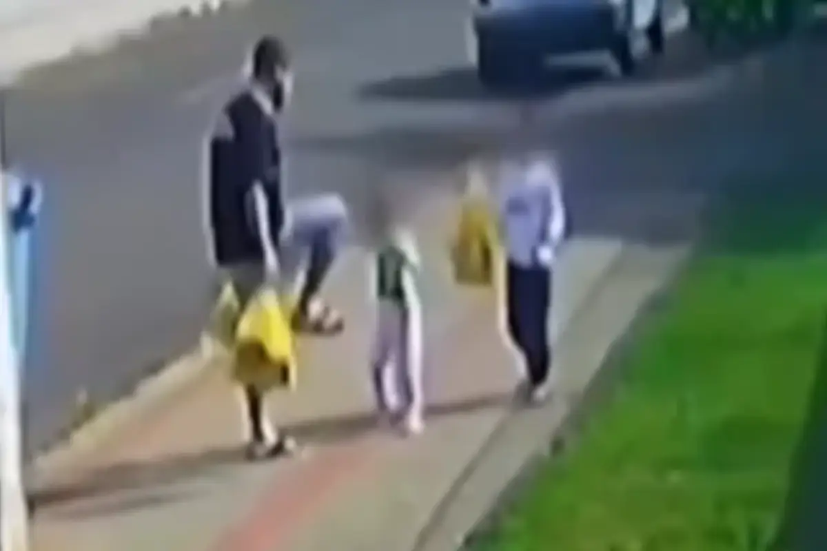Pai que chutou filha