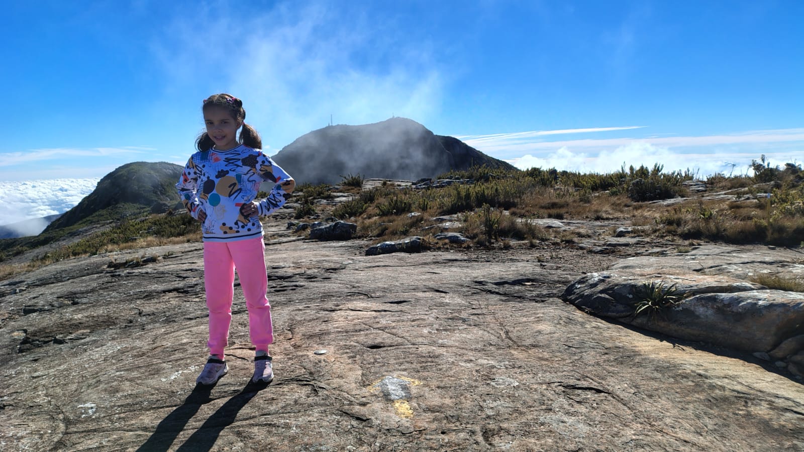 Cecília de 7 anos, primeira criança a completar a trilha de 12 km do Pico da Bandeira