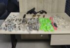 Armas e drogas são encontradas dentro de caçamba em Vila Velha