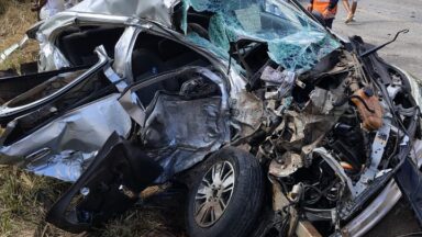 Carro bate de frente com caminhão e três pessoas ficam feridas em Ibatiba