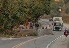 Carreta tomba e deixa trânsito em meia pista em Cachoeiro