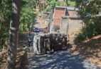 Veículo tomba em rua íngreme de Cachoeiro