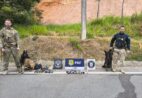 Mulher e adolescente são flagrados com arsenal e drogas na BR-101 no Espírito Santo