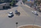 Mulher passa mal ao volante e atinge motociclistas em trevo de Cachoeiro