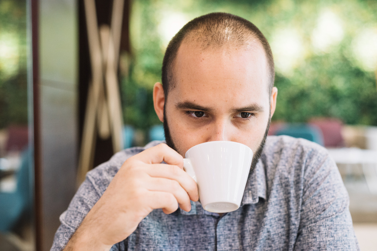 A foto alude ao boato da relação entre calvície e café