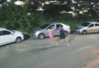 VÍDEO | Mulher é esfaqueada no meio da rua pelo ex-namorado na Serra