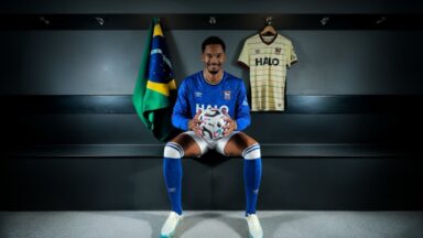 Jogador de Atílio Vivácqua é vendido por quase R$ 190 milhões e vai jogar na Premier League
