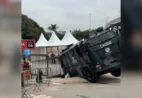 Vídeo: caminhão da PM cai em buraco de obra no Morumbis