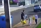 Pai que chutou filha de 3 anos no rosto diz à polícia que ‘perdeu a cabeça’