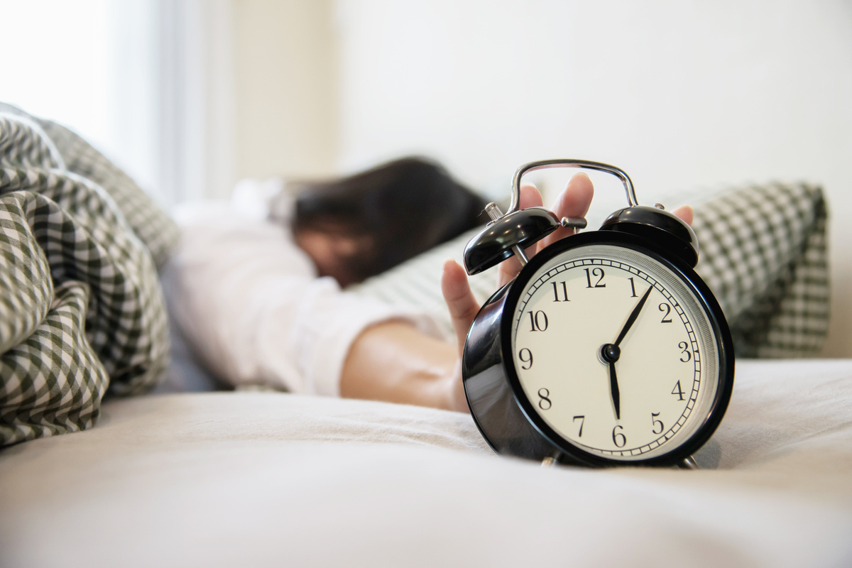 A foto alude aos horários diferentes paa dormir