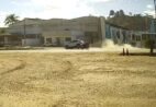 Câmera registra criminoso com carro roubado quase atingindo motociclista em Cachoeiro