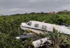 Aeronave cai na restinga de praia e deixa dois feridos graves