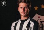 Aos 17 anos, ele ainda não jogava futebol profissional; hoje comemora acesso