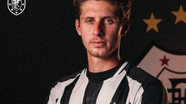 Aos 17 anos, ele ainda não jogava futebol profissional; hoje comemora acesso