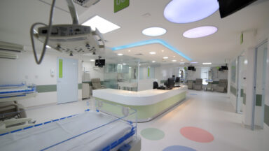 Banho terapêutico ajuda a acolher bebês na UTI neonatal da Unimed
