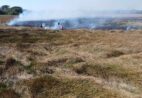 Após horas de trabalho, bombeiros controlam incêndio em área de pasto em Itapemirim