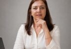 Hosana Cecília Fagundes analisa a modernização do setor público e o avanço da regulação sanitária e do treinamento corporativo