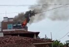 Incêndio atinge cobertura de prédio de frente para o mar em Iriri