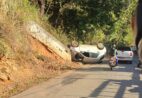 Carro despenca da Rodovia do Valão e fica com as rodas para cima