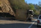 Carreta com contêiner tomba e deixa trânsito lento na ES-488 em Cachoeiro