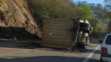 Carreta com contêiner tomba e deixa trânsito lento na ES-488 em Cachoeiro