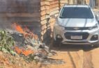 Incêndio atinge veículo estacionado perto de terreno baldio em Cachoeiro