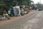 Carreta tomba na Rodovia do Frade e complica trânsito entre Cachoeiro e Marataízes
