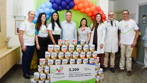 Dia C de Cooperar: Sicoob Sul arrecada 11 mil latas de suplementos alimentares