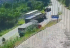 Ultrapassagem arriscada quase termina em acidente com carretas em Rio Novo do Sul