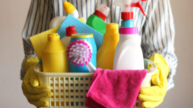 Anvisa proíbe 12 produtos de limpeza; veja a lista e confira se tem algum em casa