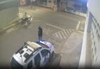 VÍDEO | Motociclista é flagrado ateando fogo em viatura da PM em cidade do ES