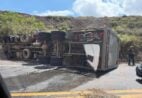 Caminhão de cerveja tomba na BR-262 horas após acidente com três mortos e 45 feridos