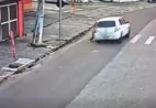 Adolescente é arrastada por carro de motorista de app que fugiu com troco