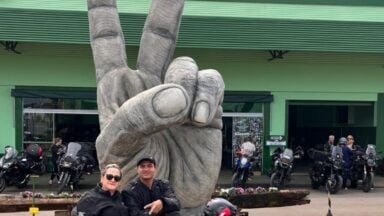 Casal de Conceição do Castelo percorre mais de 1.350 km de moto em busca de monumento em Piumhi