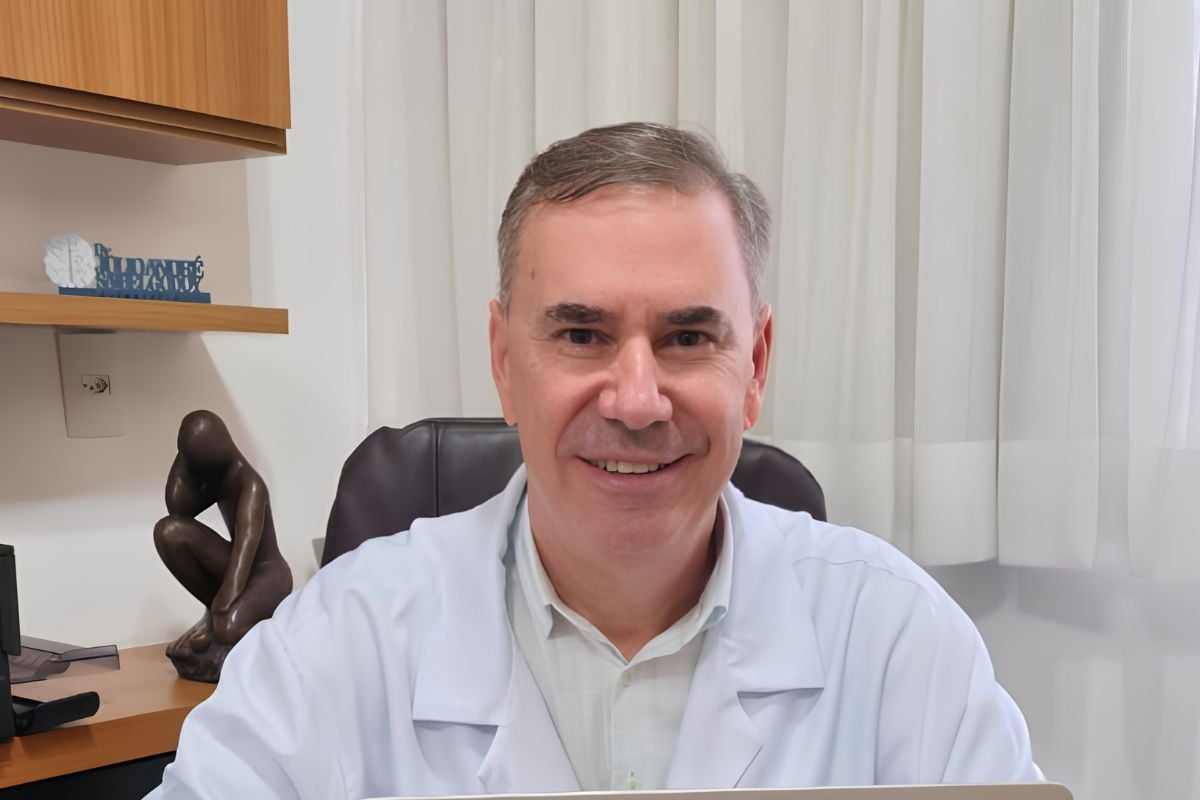 A foto mostra Dr. Júlio Godoy, médico psiquiatra, que participará do Seminário Raízes que Cuidam- VNI