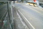 Ônibus bate em guard-rail e atinge comércio após falha nos freios em Alegre