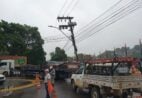 Carreta bate em poste e trava trânsito em acesso a bairros de Cachoeiro