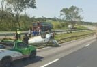 Carro capota na BR-101 e deixa casal de idosos ferido em Guarapari