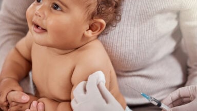 Anvisa autoriza vacina contra meningite para bebês pequenos