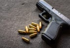 Criança leva arma carregada dentro da mochila para creche