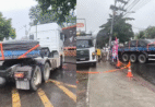 Trânsito segue bloqueado após carreta atingir poste em Cachoeiro