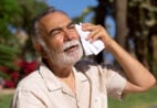 Calor intenso exige cuidados redobrados com pessoas idosas
